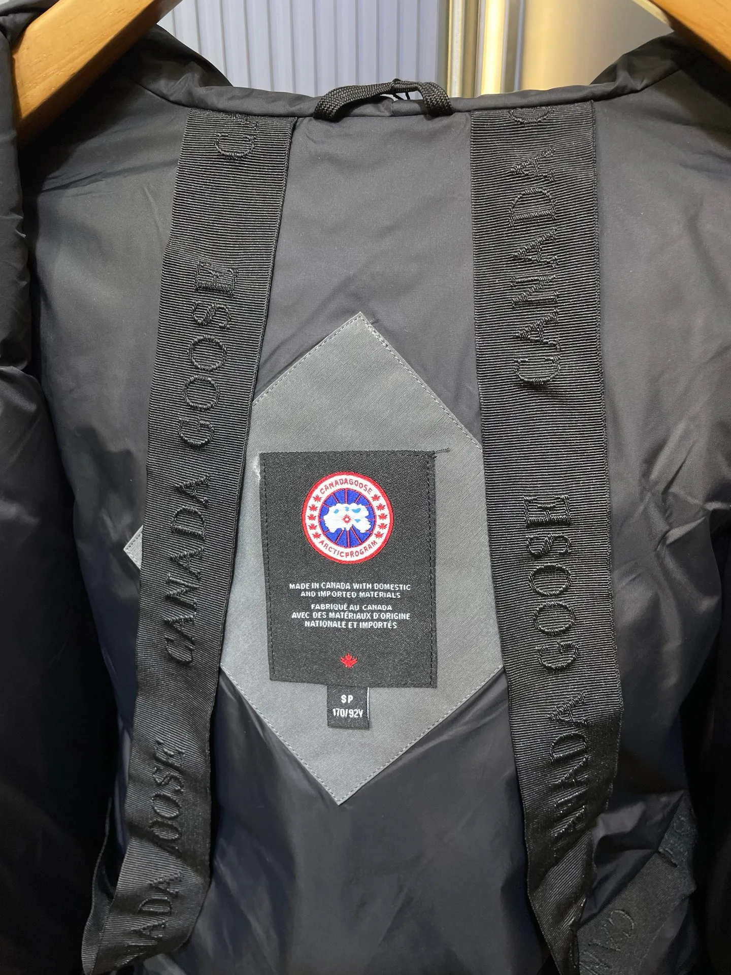 P910 special version 🌟 🇨🇦CANADA GOOES 24 new models 08 models/couple models Factory direct supply: supplying global purchasing agents, micro-business, entities, Tmall, high-end stalls and studio cooperation, free shipping! Canada Goose Expedition Parka 2008 is the same style for men and women. It is mid-length and the most timeless classic. All Arctic and Antarctic scientific expedition teams choose Canada Goose as their cold-proof equipment. It is the Rolls-Royce of down jackets. ➖ Industry-leading anti-counterfeiting chip sensing. ➖ Imported Behringer embroidery machines and customized embroidery labels, the highest level and industry leading. ➖ Imported Korean 21-count polyester-cotton blended original fabric, TC85 waterproof coated fabric, water-repellent, windproof and wear-resistant. ➖ The new national standard 80 white duck down is filled with an average of 520 grams of down. The amount of down filled is industry-leading. ➖ 100% nylon lining with double double-layer sealing design to prevent velvet running, and seamless thread design on the cuffs! ➖ Western Canadian Green Wolf Collar. ➖ Yoshida YKK provides original factory-customized electroplated sliders. YKK two-way lockable zippers are tight and smooth and do not peel off paint. ➖ 3M composite Velcro is durable and the accessories and hardware are all custom-made. Note: Our copywriting is only simple and clear. Instead of bragging about the copywriting, it is better to compare and understand with samples. Only for the purest goose, the most dedicated, the most professional, the highest quality, the highest cost performance!  Size:XS-XXL